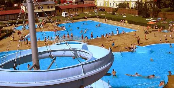 Venkovní bazénová komplex s skluzavkou v Kopřivnici