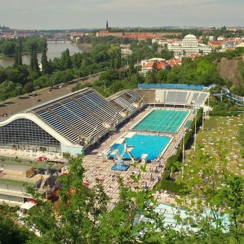 Venkovní plavecký bazén v Praze s více dráhami a výhledem na město