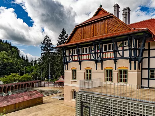 Historická lázeňská budova v Luhačovcích nebo Pozlovicích.