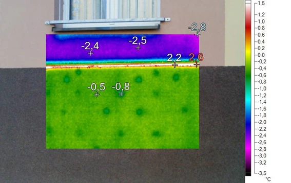 Termokamera ukazuje tepelné ztráty na fasádě budovy s izolací.