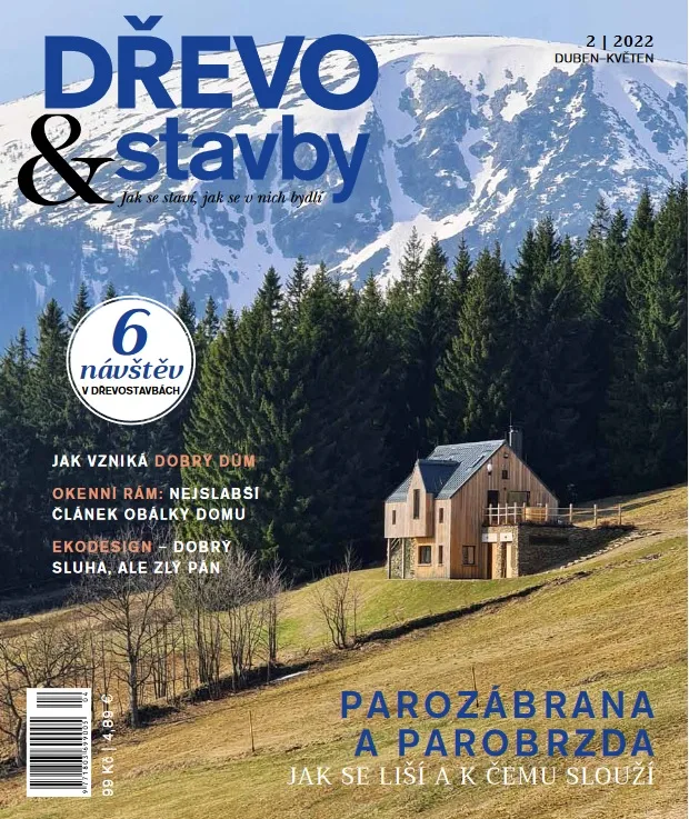 Dřevostavba na svahu s horami v pozadí