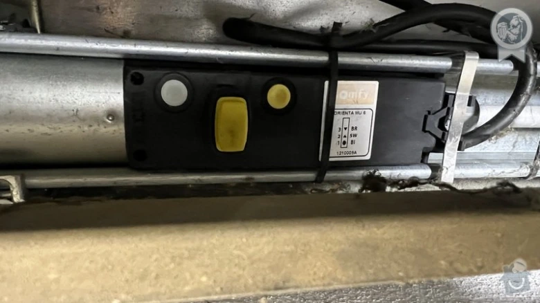 Modul ovládání motoru pro žaluzie na železném nosníku.