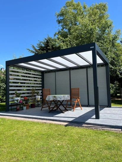 Bioklimatická pergola s rozkládacími lamelami na zahradě.