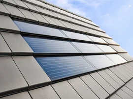 Modré fotovoltaické panely na šindele střechy.