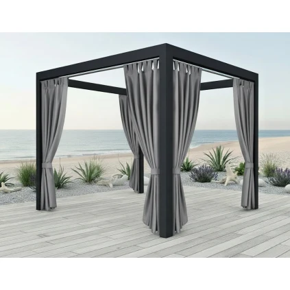 Černá pergola s šedými venkovními závěsy na dřevěné terase u moře.