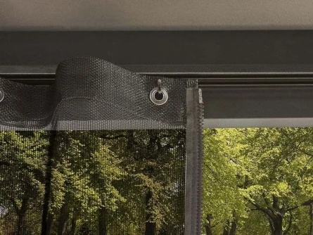 Detailní pohled na roletu pro zahradní pergolu s mřížkou.