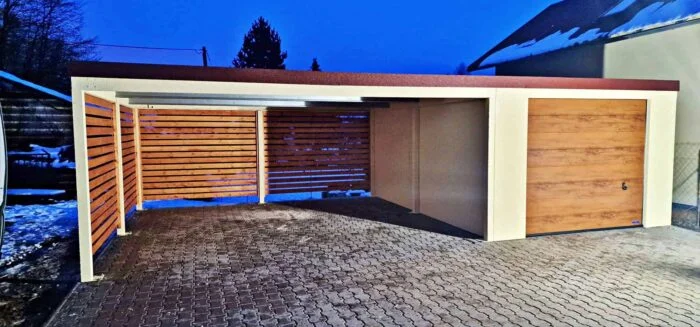 Moderní dřevěná garáž s otevřeným prostorem připojená k domu.