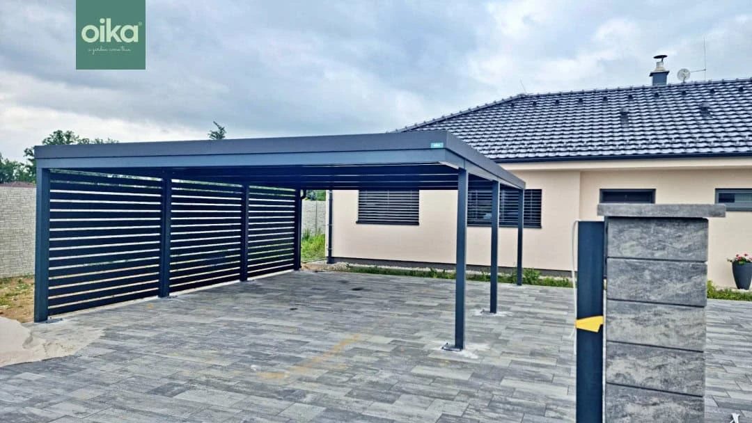 Moderní kryté parkoviště pro dvě auta s tmavě modrým střešním systémem.