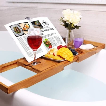 Dřevěný podnos do vany s vínem, ovocem a časopisem.